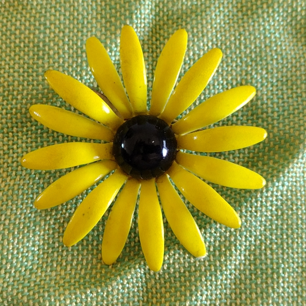 70s Daisy Pin